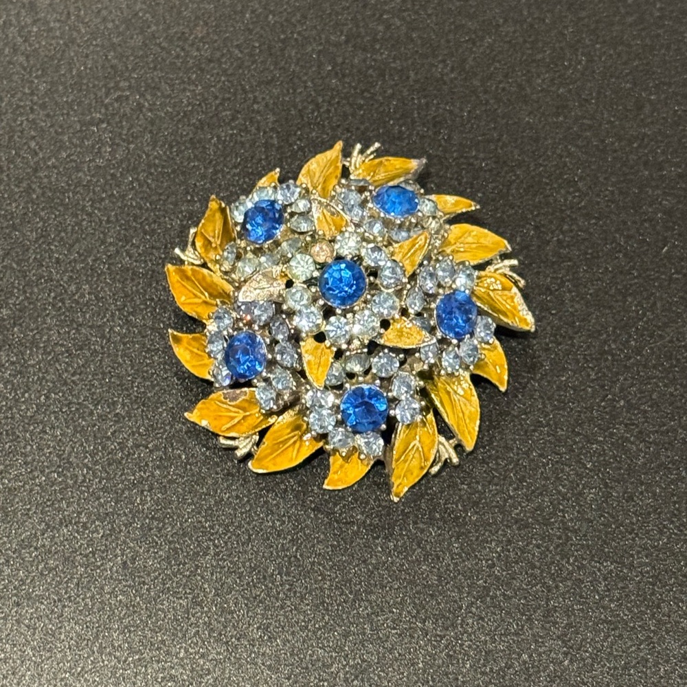 Vintage Estate 2” Silver Tone Prong Set Shades Of Blue Rhinestones Raised Brooch